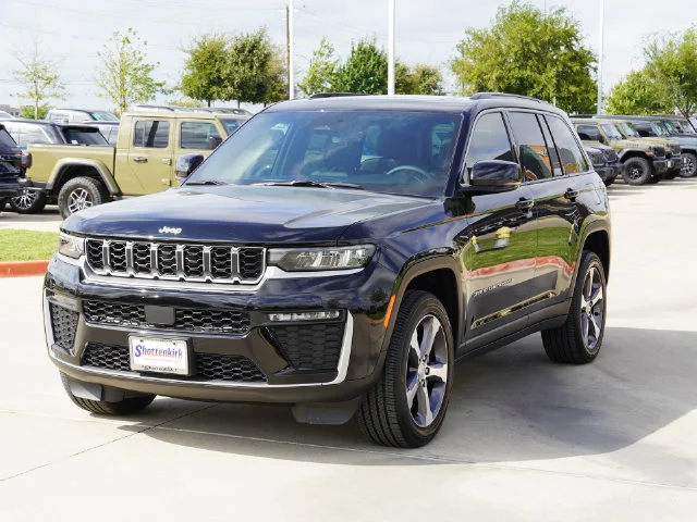 New 2026 Diamond Black Crystal Pearl-Coat Exterior Paint Jeep Limited image 11
