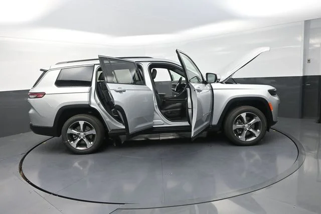 New 2026 Silver Zynith Exterior Paint Jeep Limited image 36