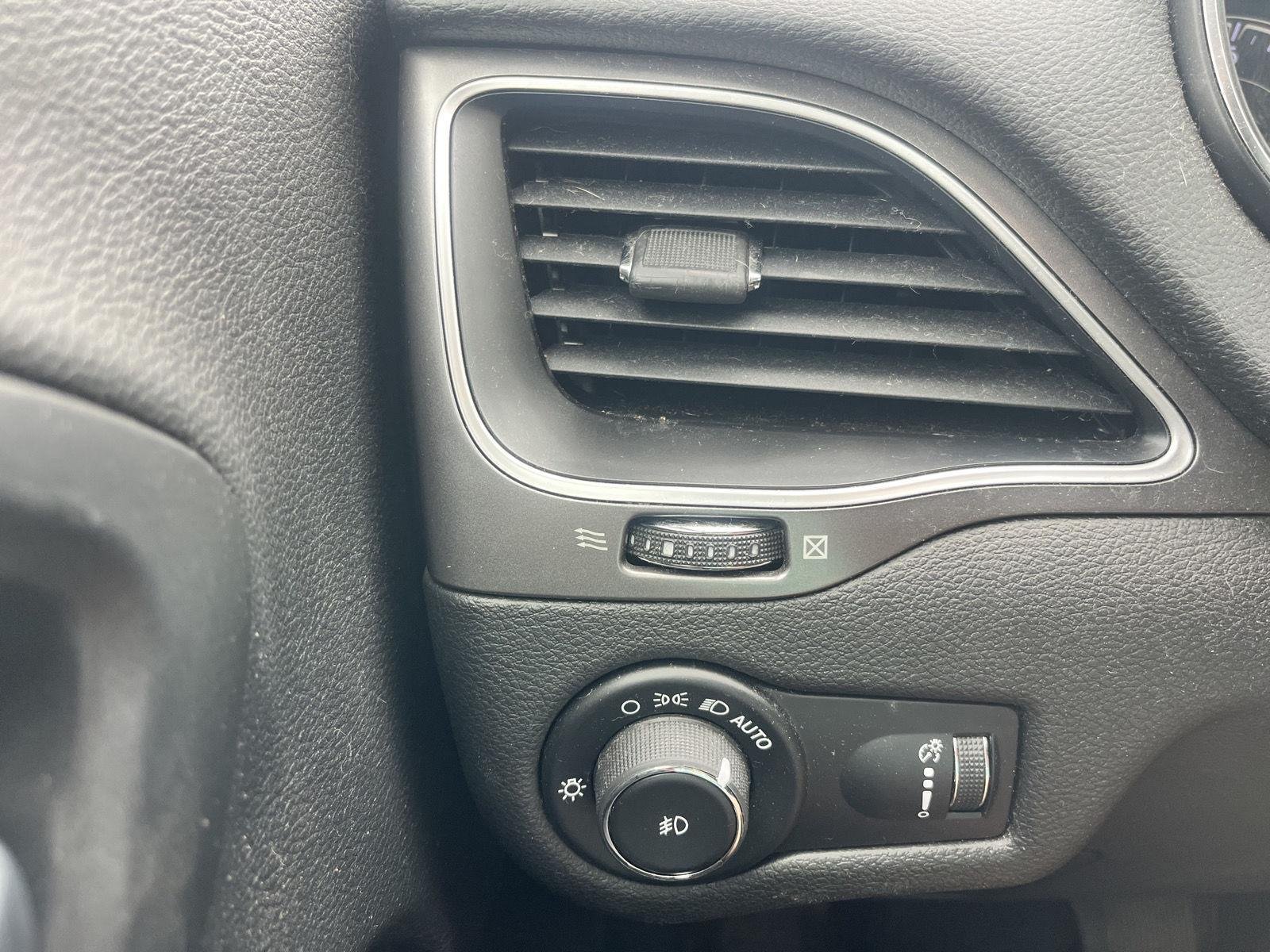 Used 2019 Velvet Red Pearlcoat Jeep Latitude image 22