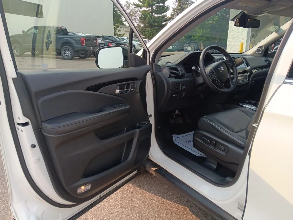 Used 2017 White Diamond Pearl Honda Touring image 13