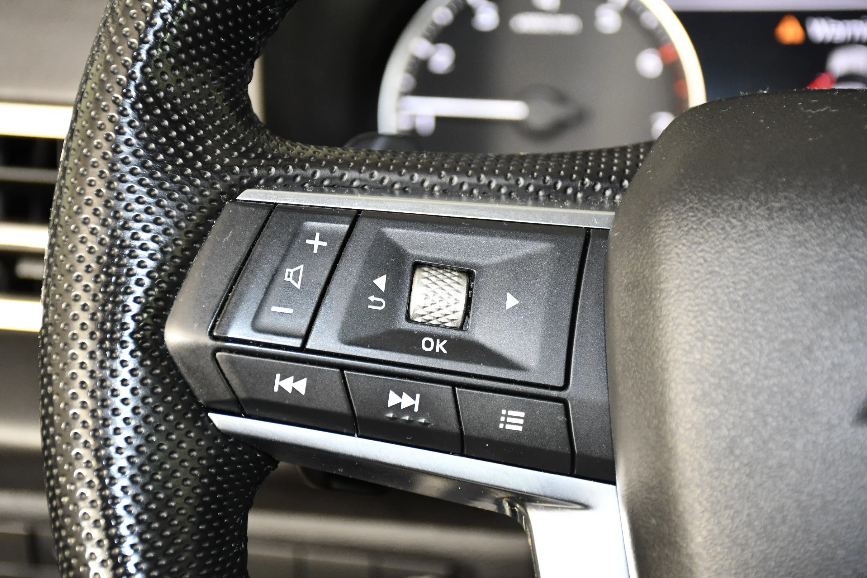 Certified Used 2023 White Diamond Mitsubishi SE image 20