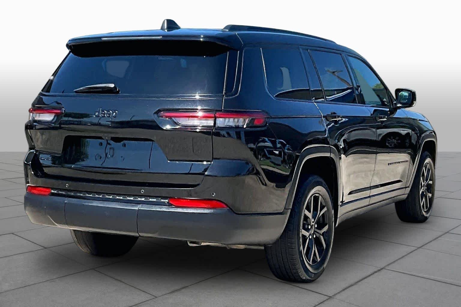 Used 2024 Diamond Black Crystal Pearlcoat Jeep Altitude image 13