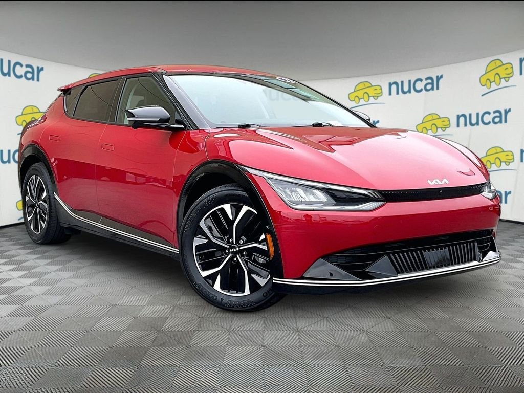 Used 2022 Red Kia Wind image 1