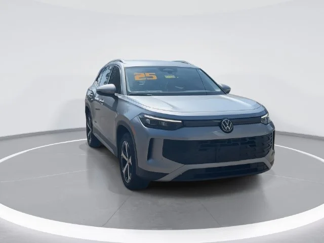 Used 2025  Volkswagen 2.0T SE image 4