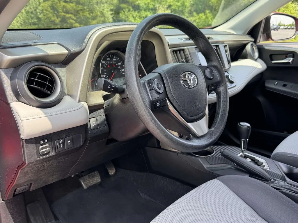 Used 2014 Red Toyota XLE image 2