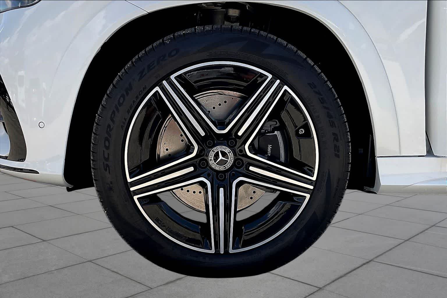 New 2026 MANUFAKTUR Moonlight White Metallic Mercedes-Benz GLE 580 image 15