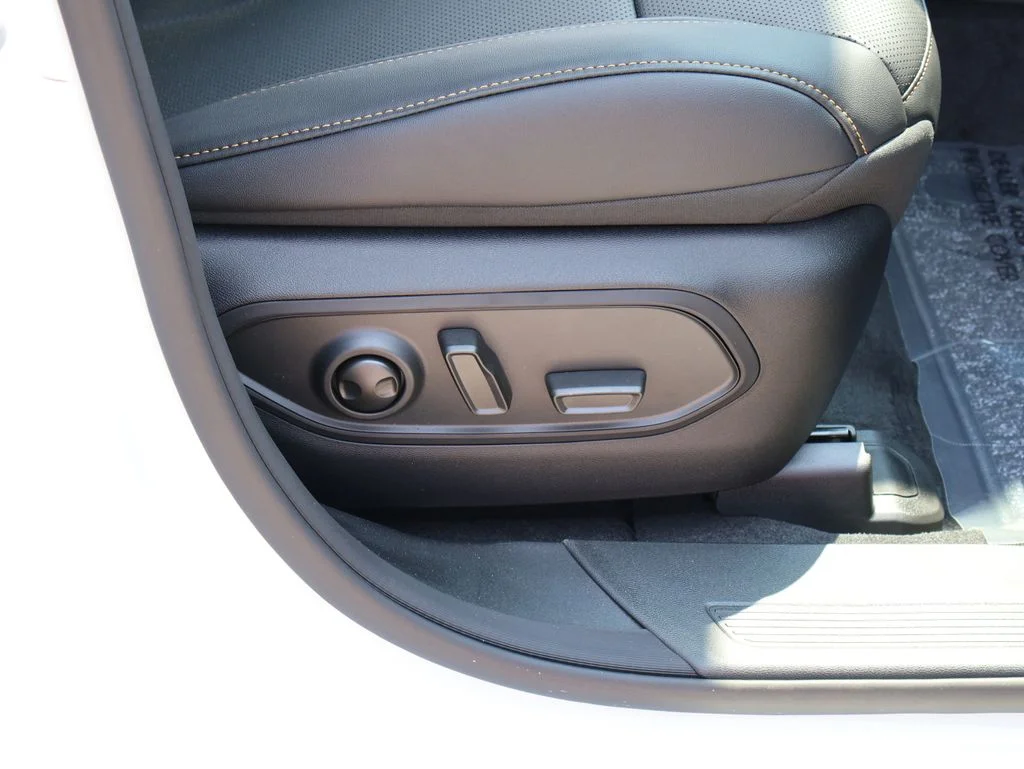 New 2026 Bright White Clear-Coat Exterior Paint Jeep Laredo image 9