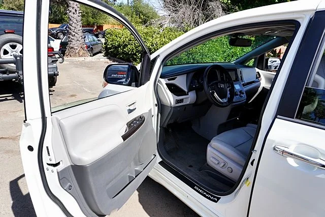 Used 2015 White Toyota XLE image 35