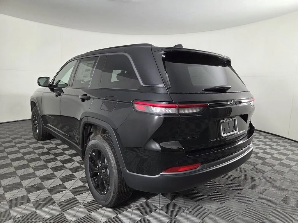 New 2026 Diamond Black Crystal Pearl-Coat Exterior Paint Jeep Laredo Altitude image 6