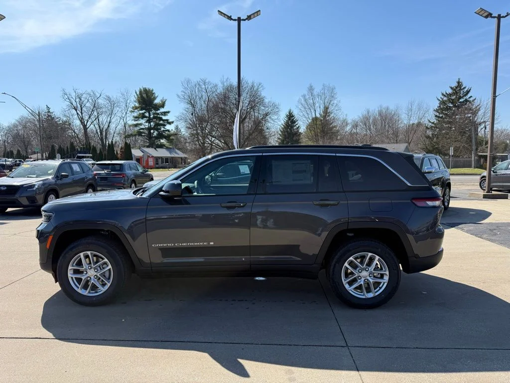 New 2026 Baltic Gray Metallic Clear-Coat Exterior Paint Jeep Laredo image 4