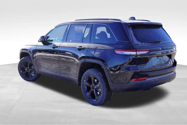 New 2026 Diamond Black Crystal Pearl-Coat Exterior Paint Jeep Limited image 5