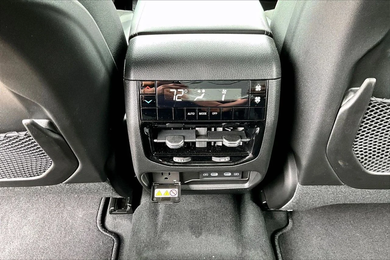 New 2026 Silver Zynith Exterior Paint Jeep Altitude image 14