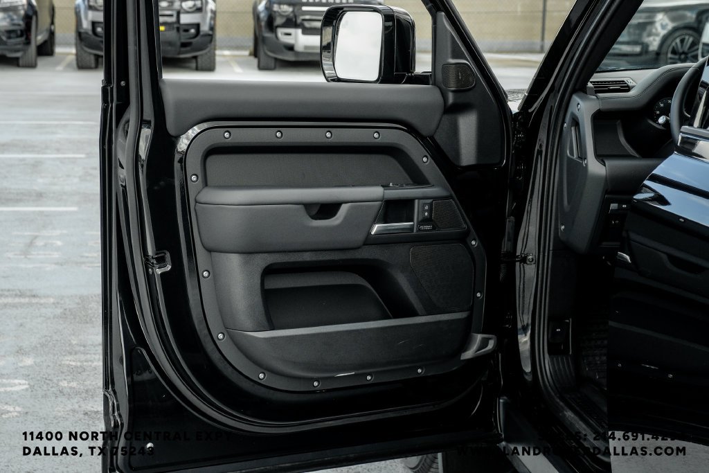 Used 2025 Black Land Rover X-Dynamic SE image 49