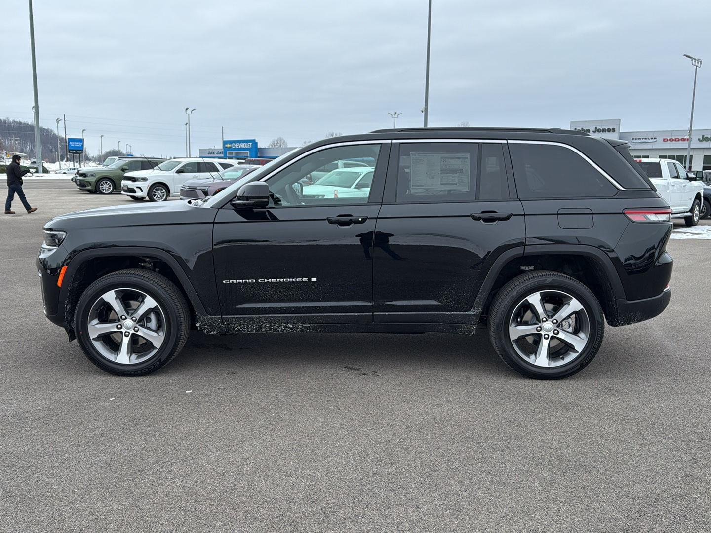 New 2026 Diamond Black Crystal Pearl-Coat Exterior Paint Jeep Limited image 3