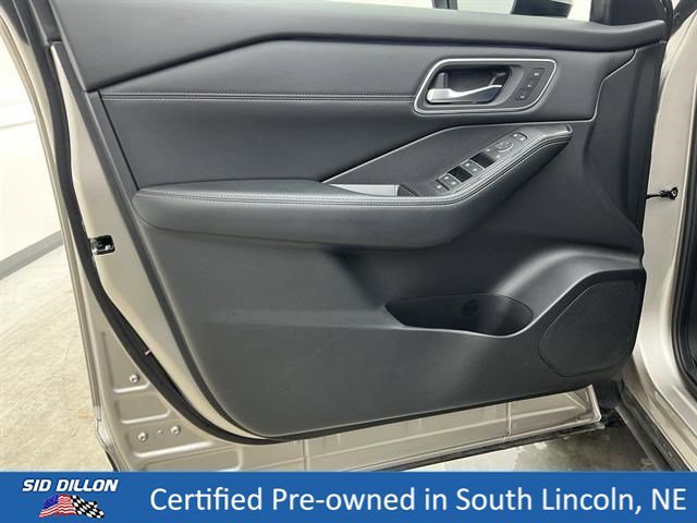 Used 2025 Champagne Silver Metallic Nissan Platinum image 15
