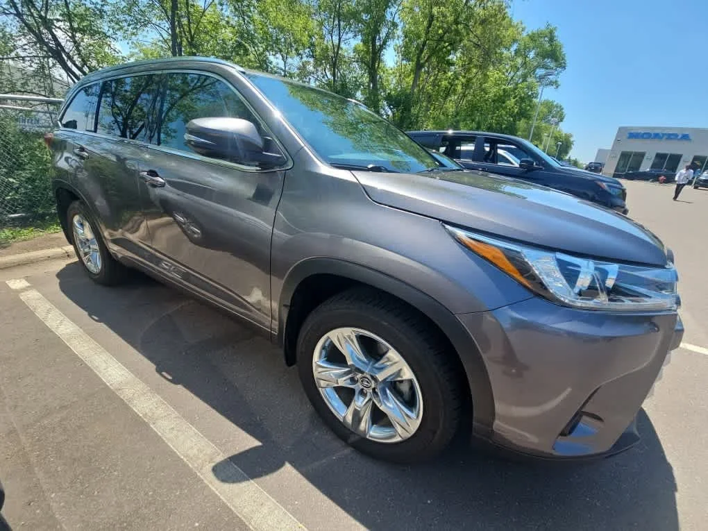 Used 2018 Predawn Gray Mica Toyota Limited image 3