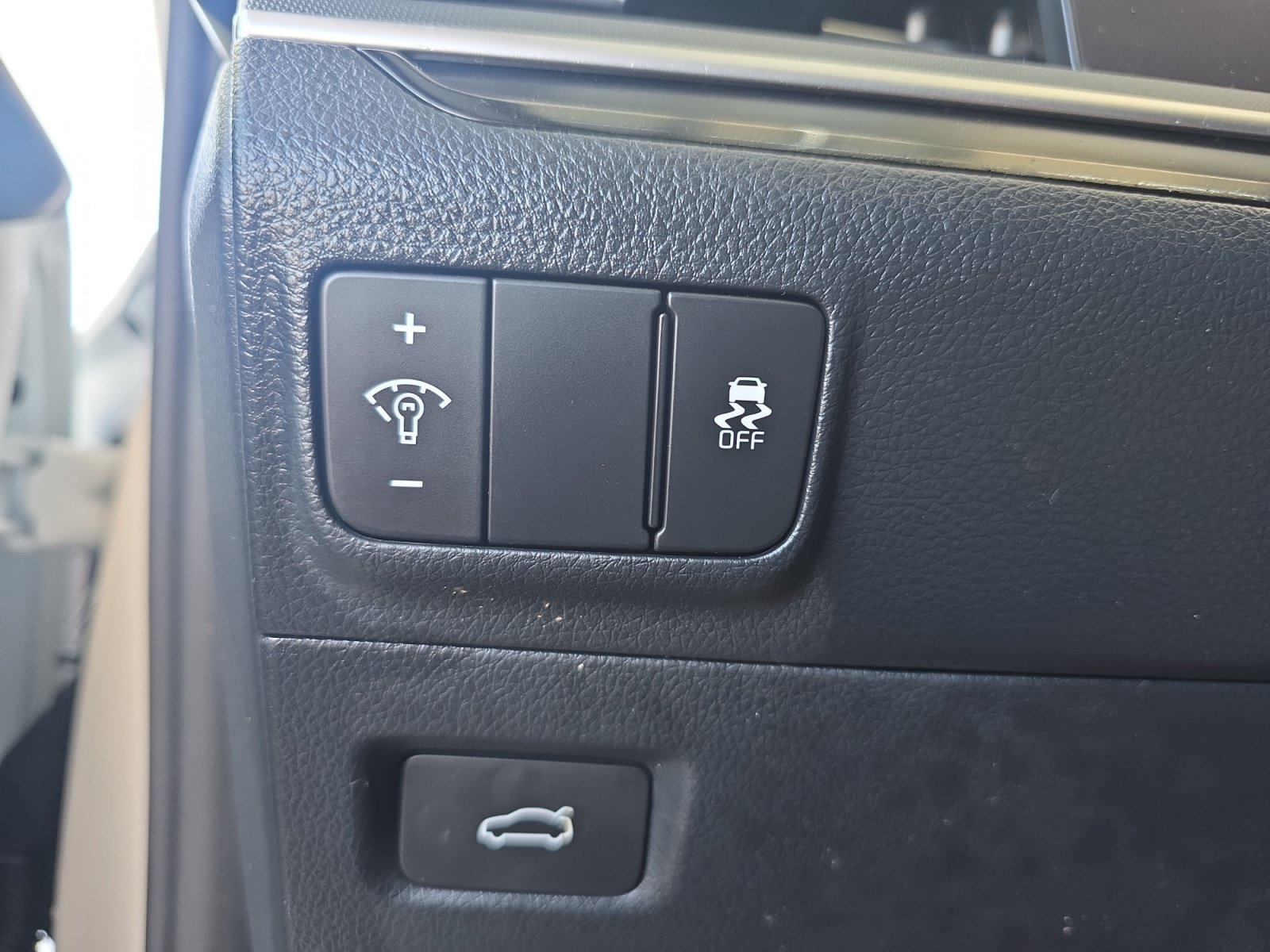 Certified Used 2025 Snow White Pearl Kia LXS image 25