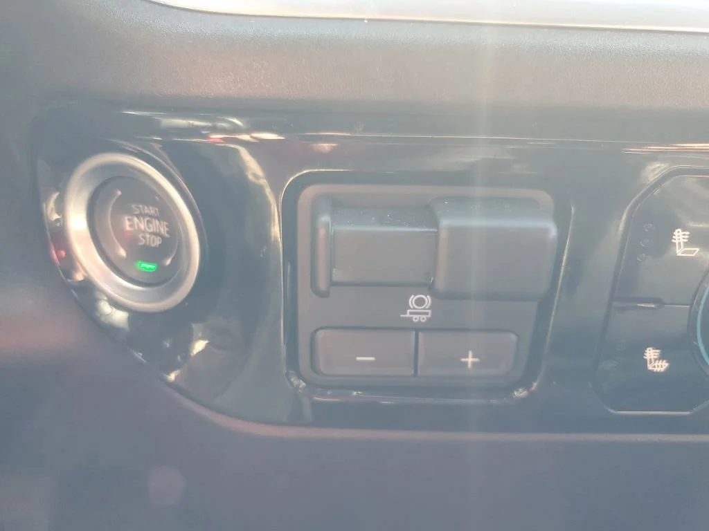 Used 2025 Onyx Black GMC SLT image 28
