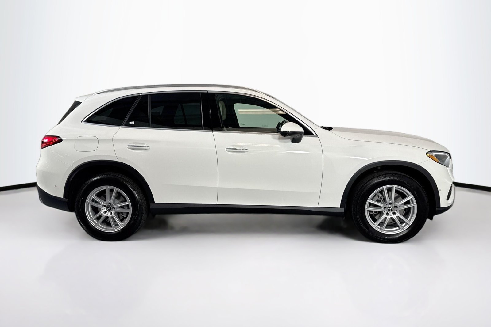 New 2026 Polar White Mercedes-Benz GLC 300 image 4