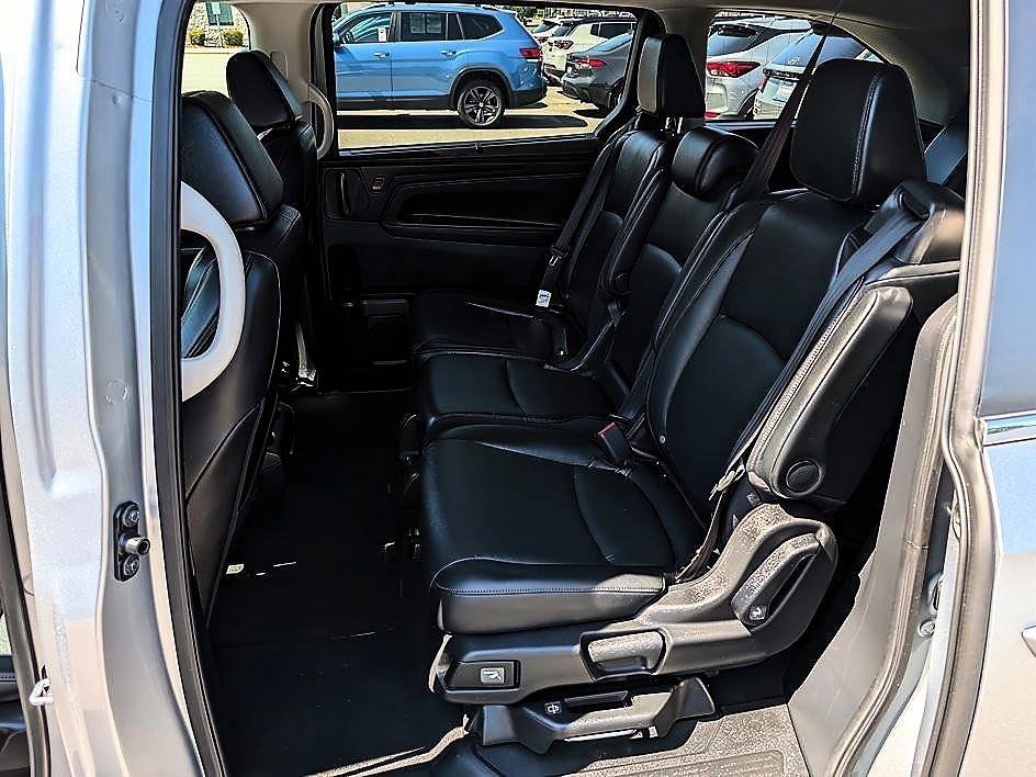 Used 2025 Solar Silver Metallic Honda EX-L image 9