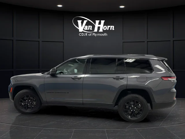 Used 2024 Gray Metallic Jeep Altitude image 4