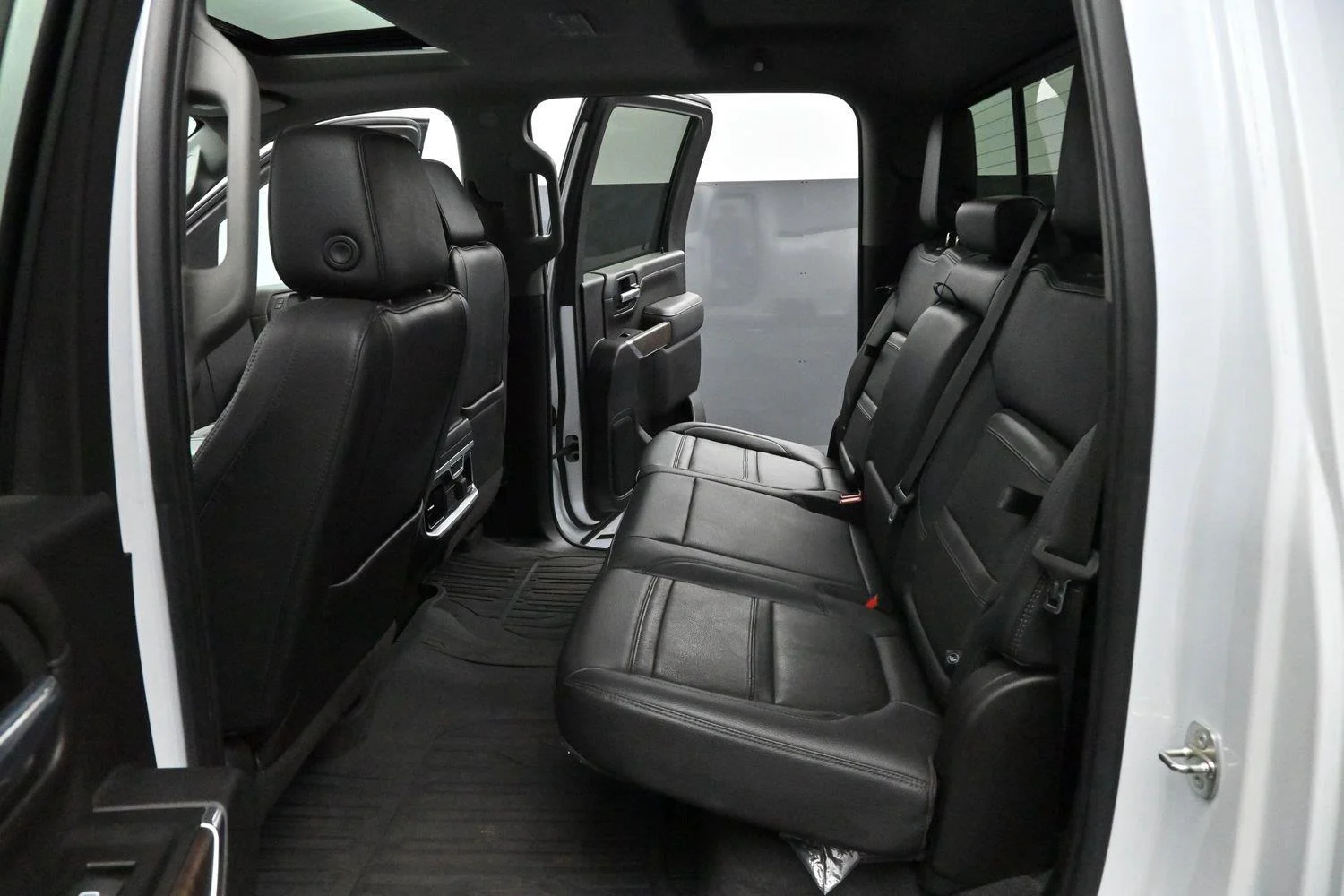 Used 2022 White Frost Tricoat GMC Denali image 33