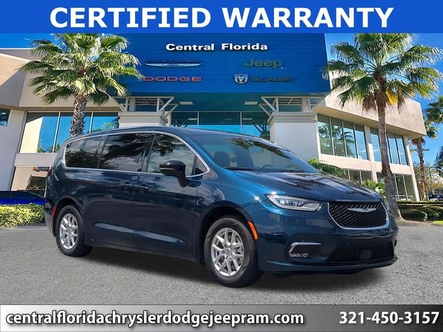 2024 Chrysler Pacifica Touring's photo