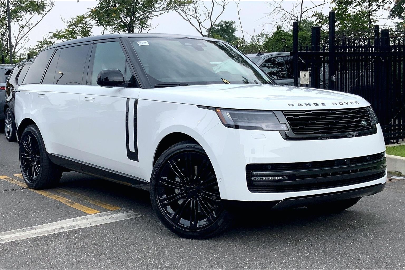 New 2026 Fuji White Land Rover SE 7 Seats image 2
