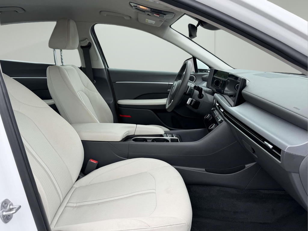 Used 2024 White Hyundai SEL image 11