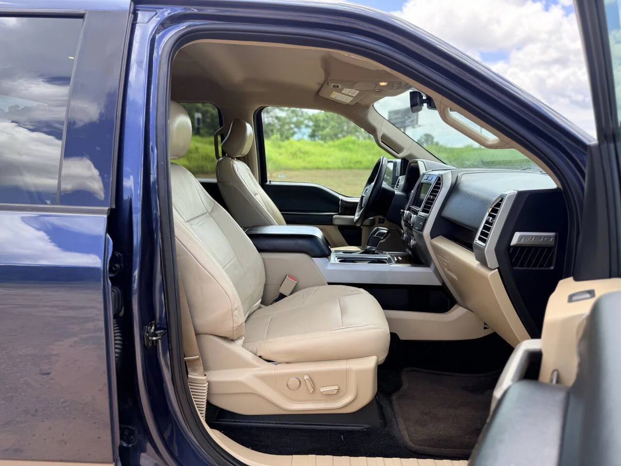 Used 2015 Blue Ford Lariat 4x4 4dr SuperCrew 5.5 ft. SB image 16