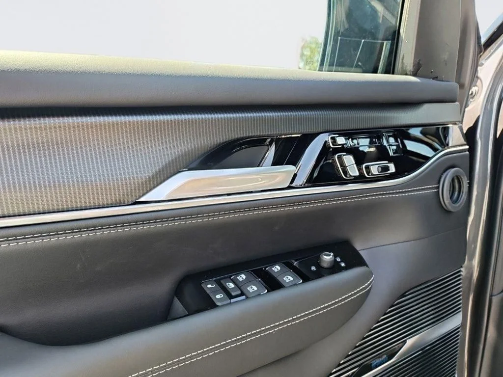 New 2026 Baltic Gray Metallic Clearcoat Jeep Summit Obsidian image 17