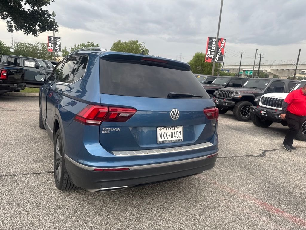 Used 2018 Blue Volkswagen 2.0T SEL Premium image 31
