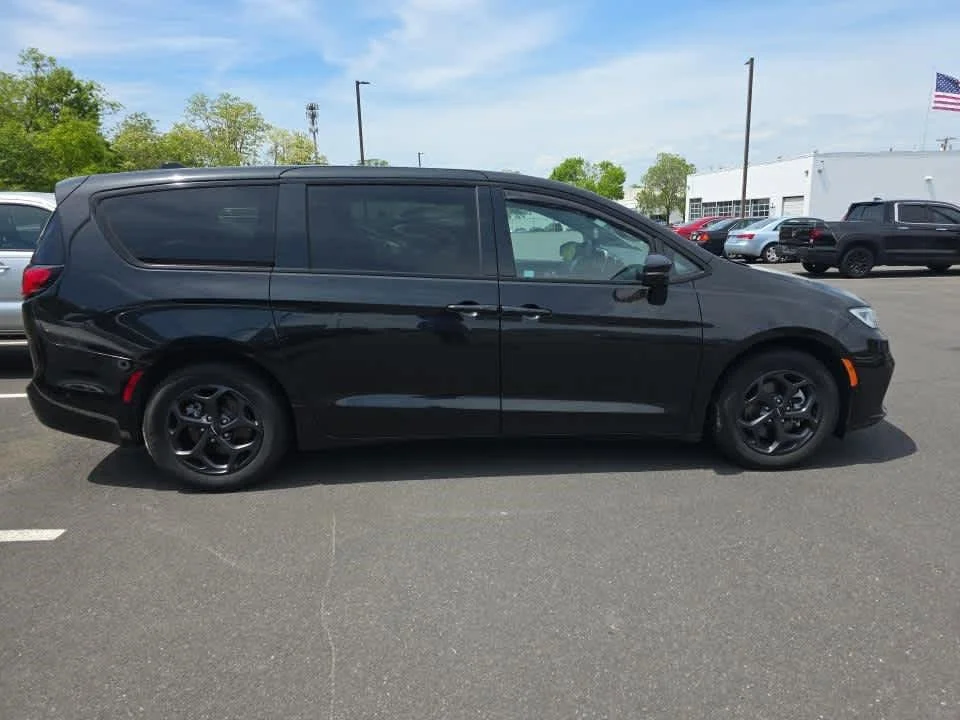 Used 2023 Brilliant Black Crystal Pearlcoat Chrysler Hybrid Limited image 4