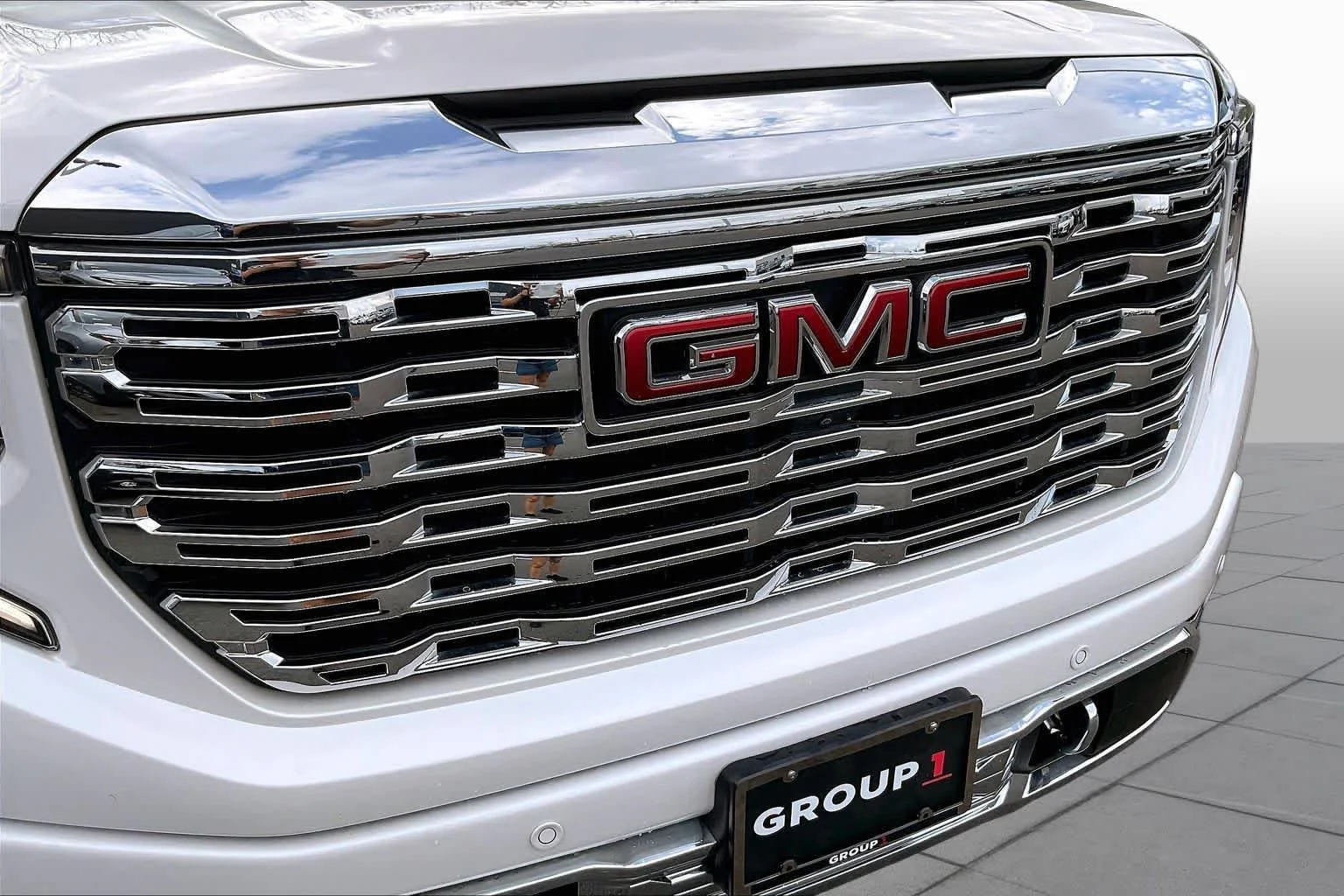 Used 2023 White Frost Tricoat GMC Denali image 30