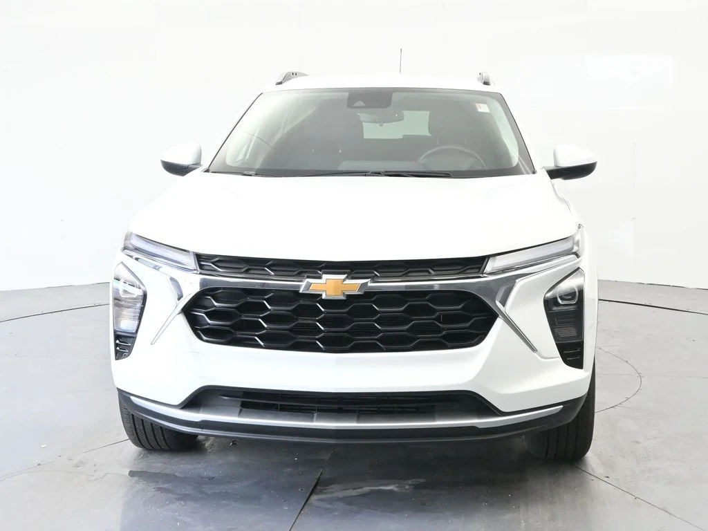 Used 2025 Summit White Chevrolet LT image 2