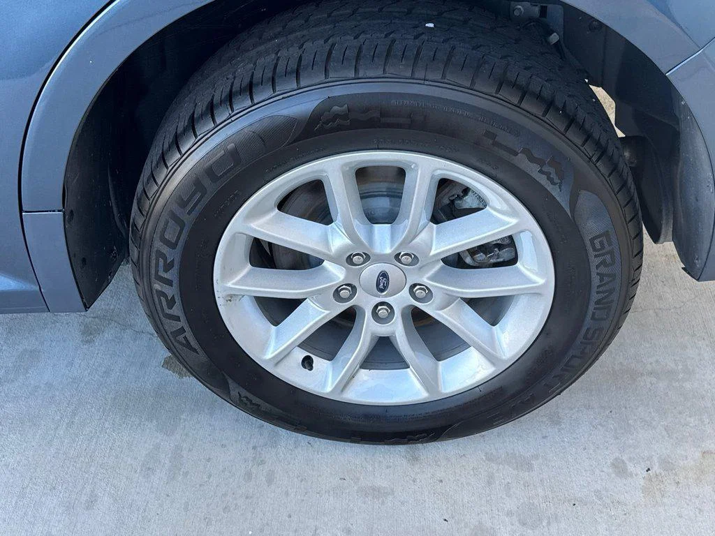 Used 2019 Blue Metallic Ford SE FWD image 8
