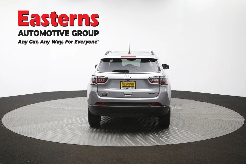 Used 2022 Silver Jeep Latitude image 39