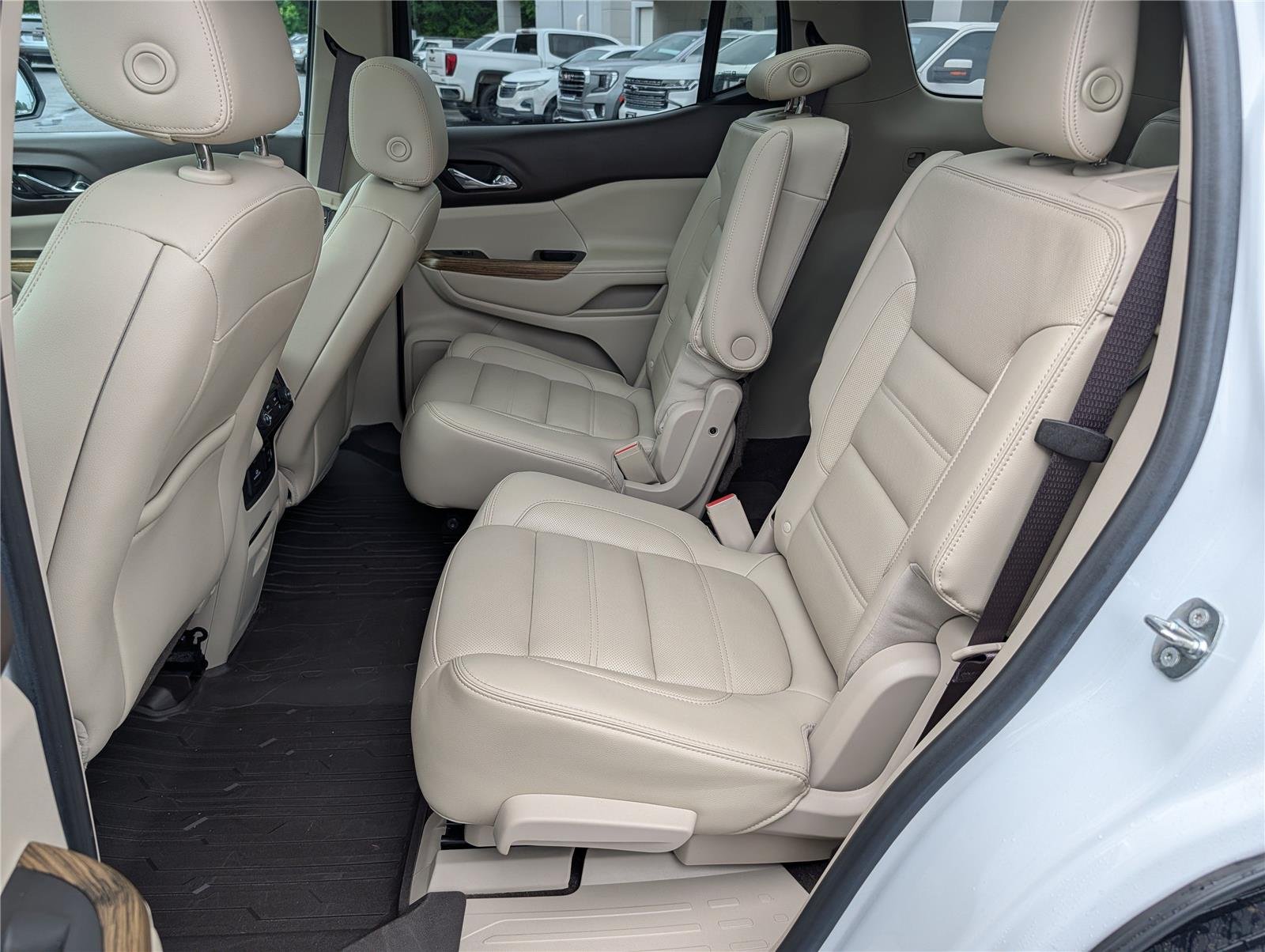 Used 2018 White Frost Tricoat GMC Denali image 33