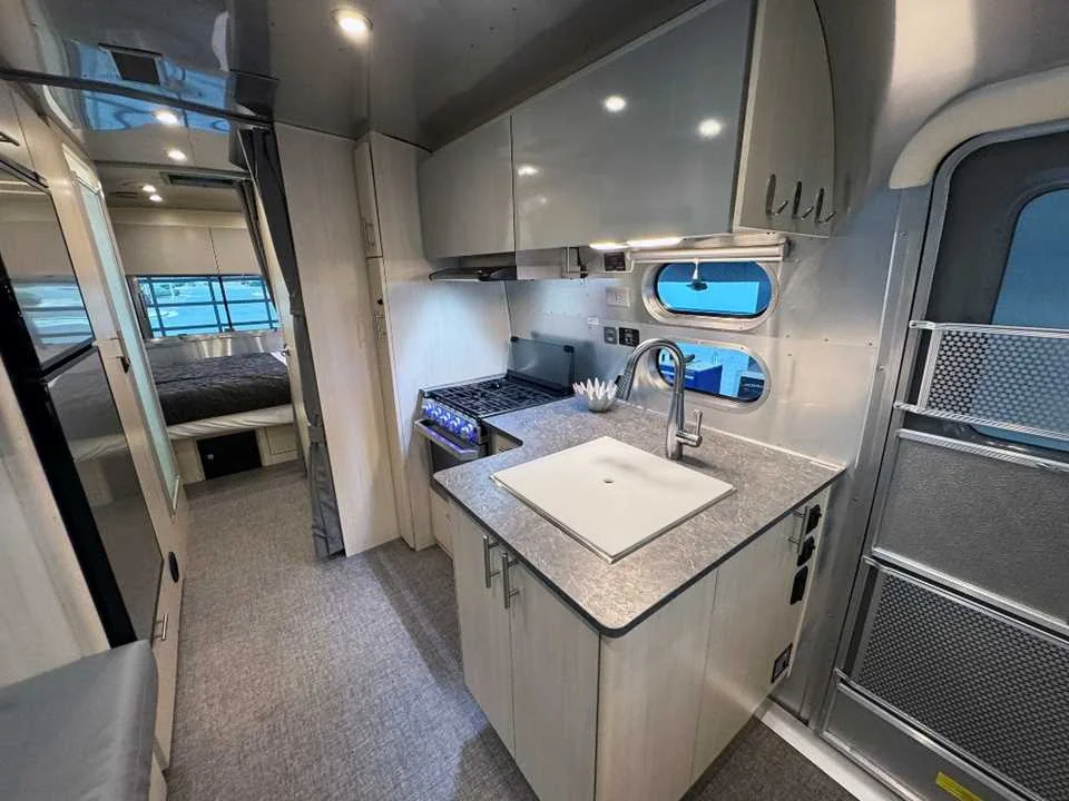 Used 2021 SILVER AIRSTREAM  image 14