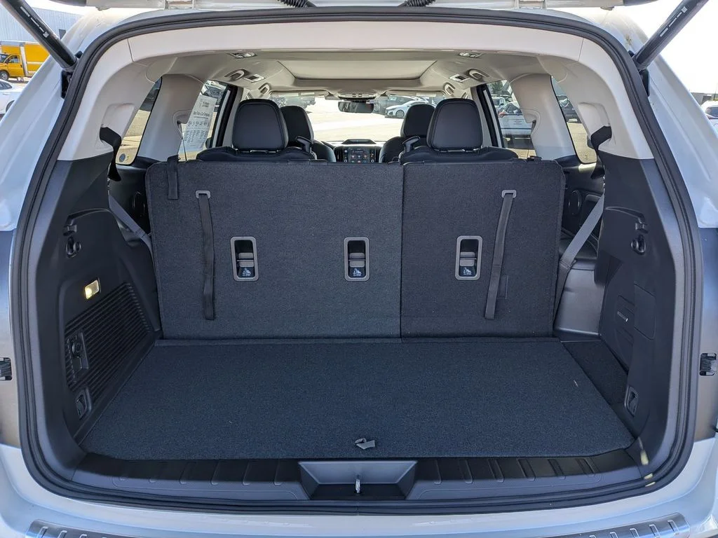 New 2026 CRYSTAL WHITE PEARL Subaru Limited 7-Passenger image 6