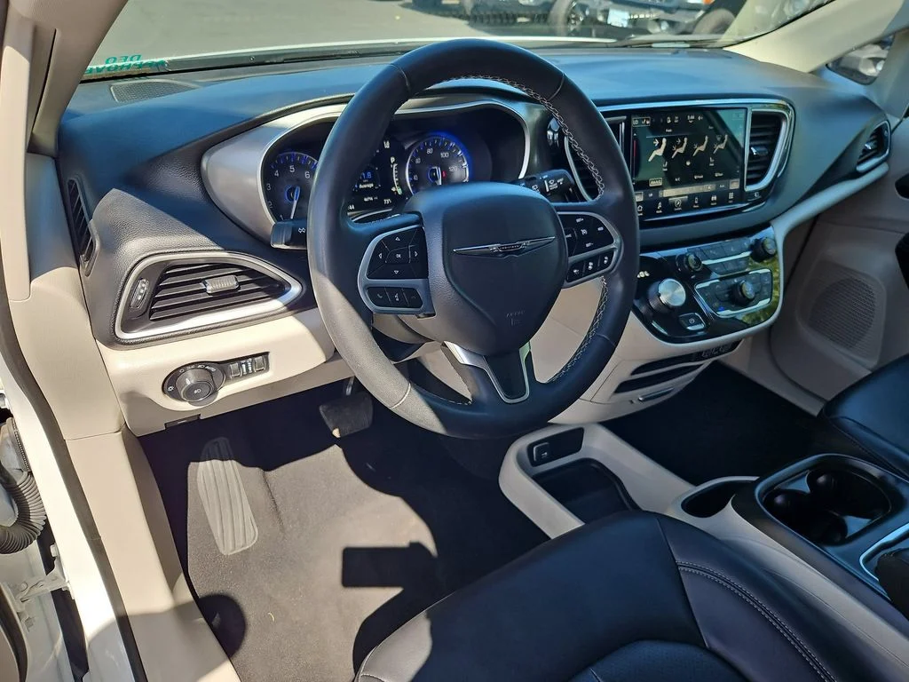 Used 2023 Bright White Clearcoat Chrysler Touring L image 13