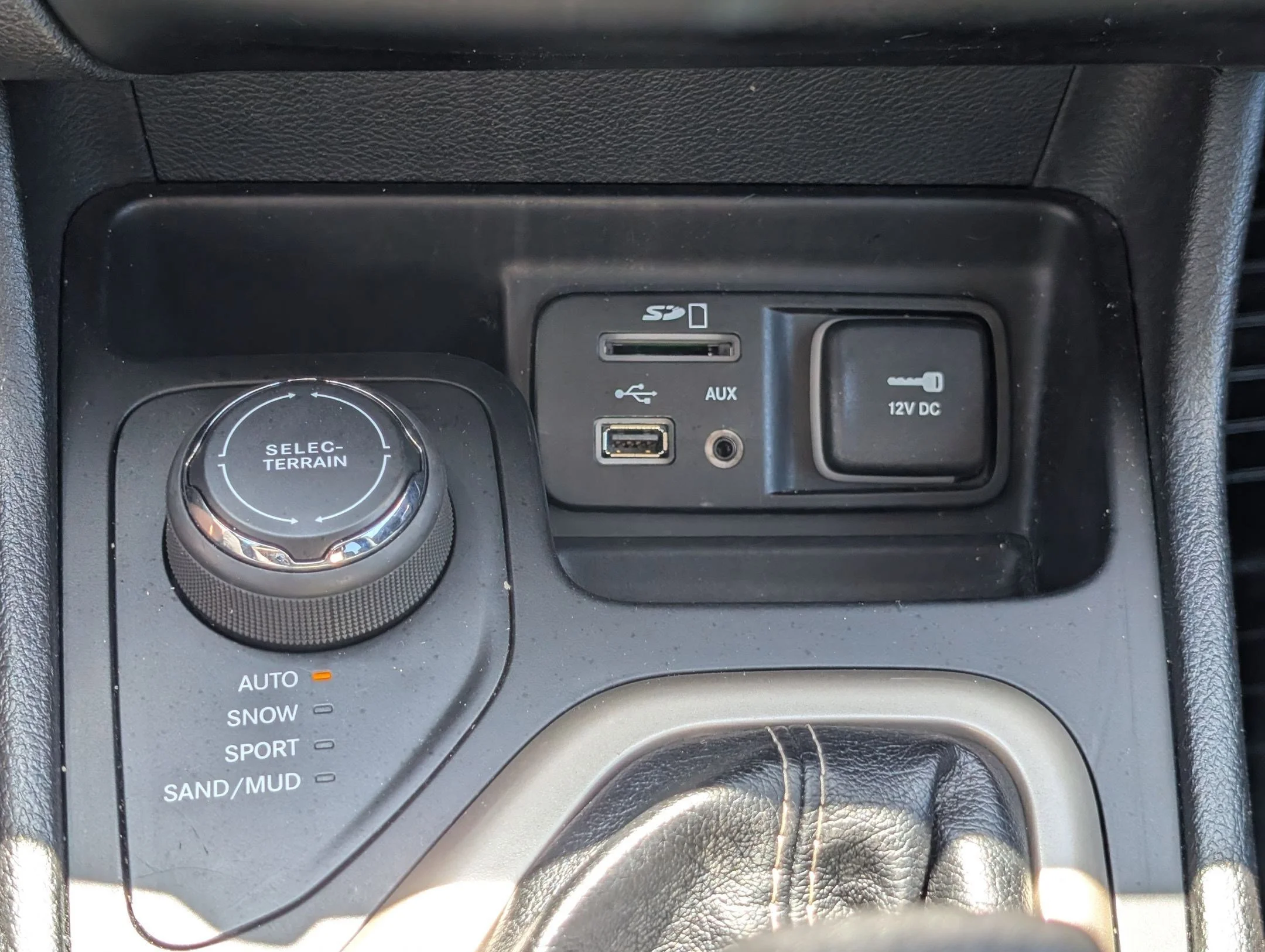 Used 2017 Granite Crystal Metallic Clearcoat Jeep Latitude image 21