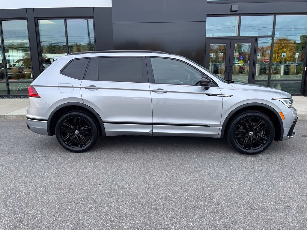 Used 2022 Silver Volkswagen 2.0T SE R-Line Black image 3