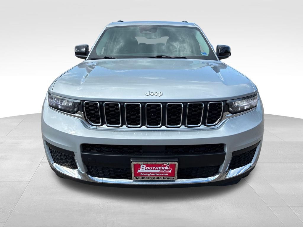 Used 2023 Silver Jeep Laredo image 9
