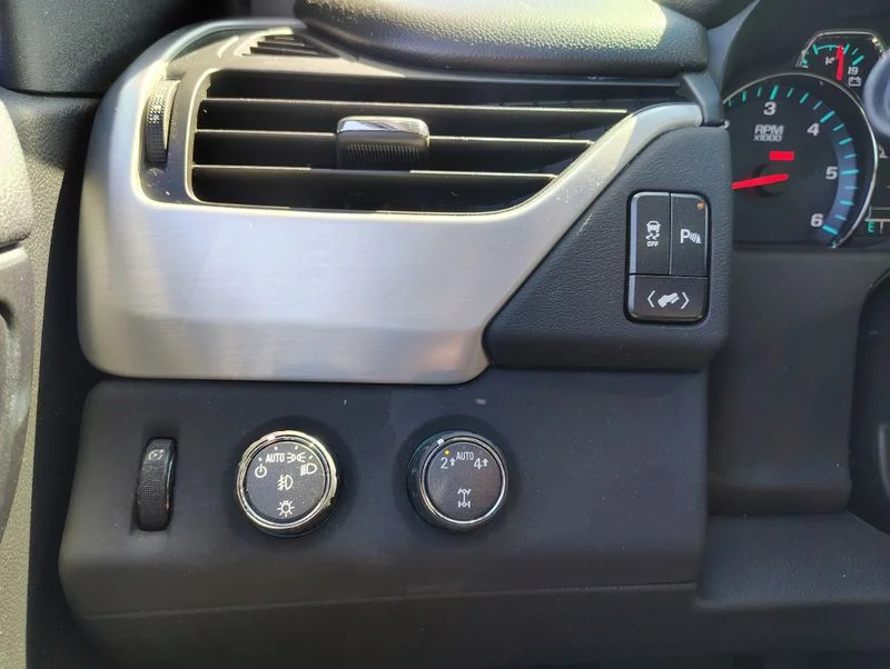 Used 2018 Black GMC SLE image 13
