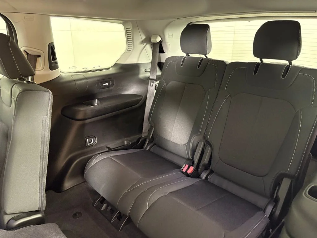 Used 2022 White Jeep Laredo image 37