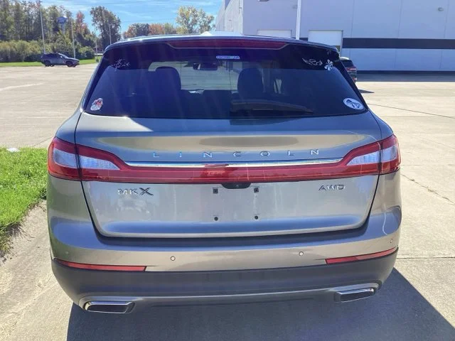 Used 2016  Lincoln Reserve image 13