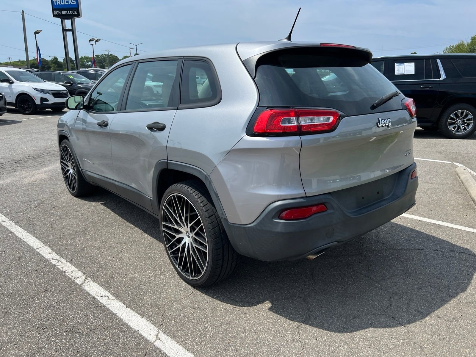 Used 2016  Jeep Sport image 3