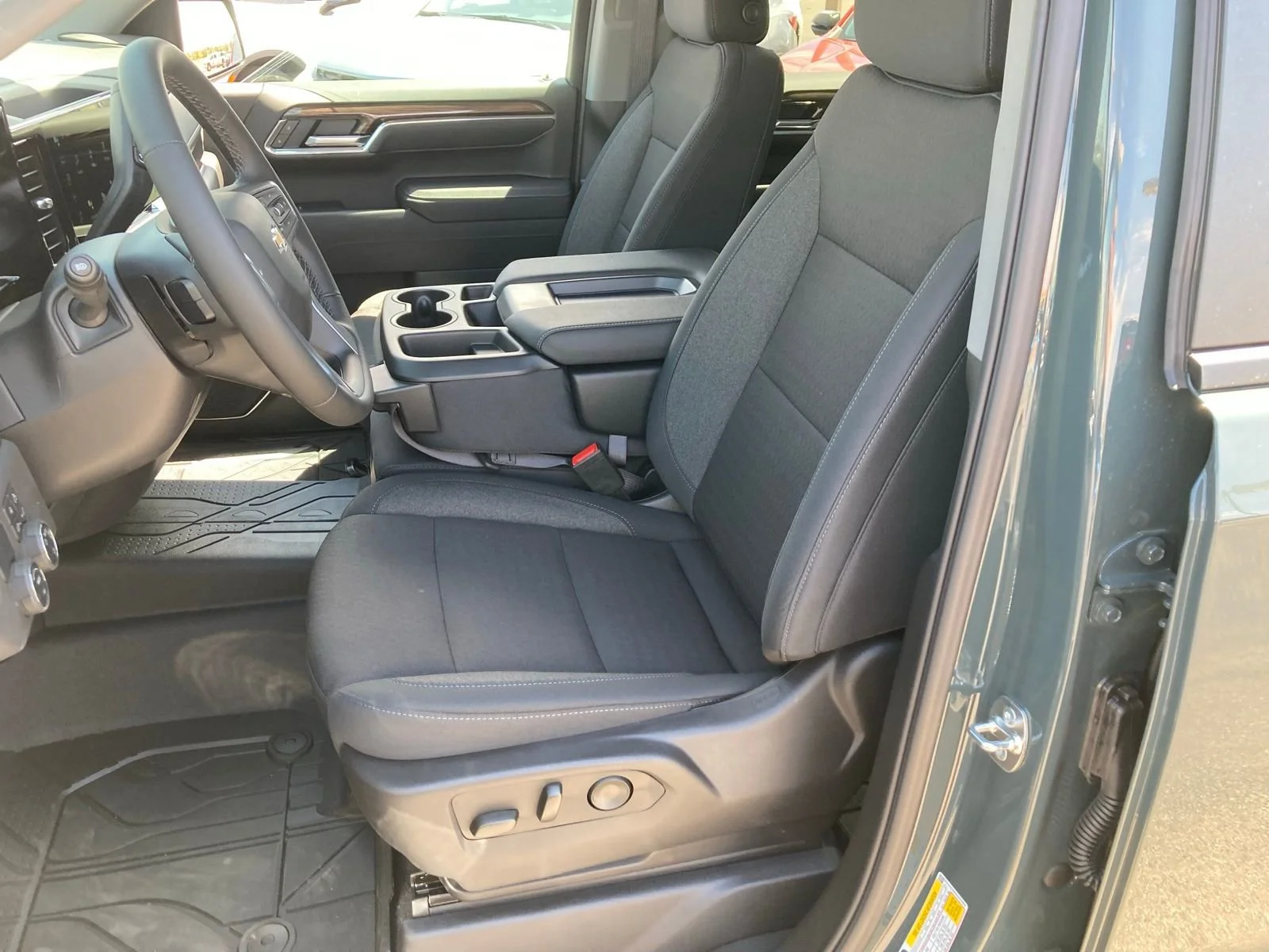 2025 Chevrolet Silverado 1500 LT - Photo 33