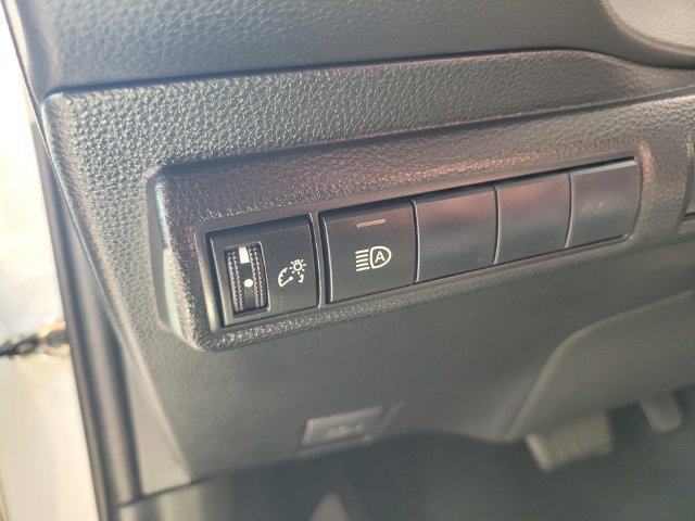 Used 2022 White Toyota LE image 19